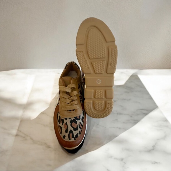 Christmas 🎅🏻 Sale Animal Print Sneakers NWOT - Picture 3 of 3